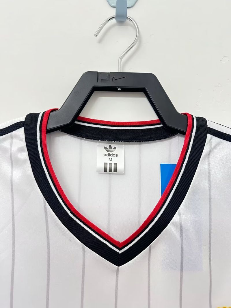 Retro Manchester United 1983 away