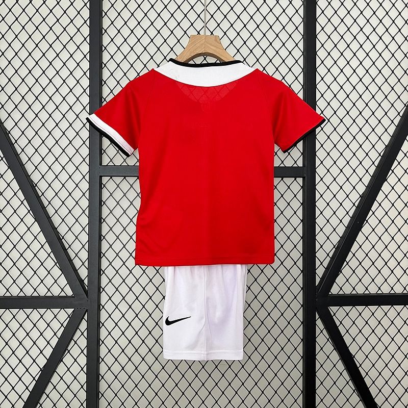 Retro Kids Manchester United 2005-2006 home Secondary image
