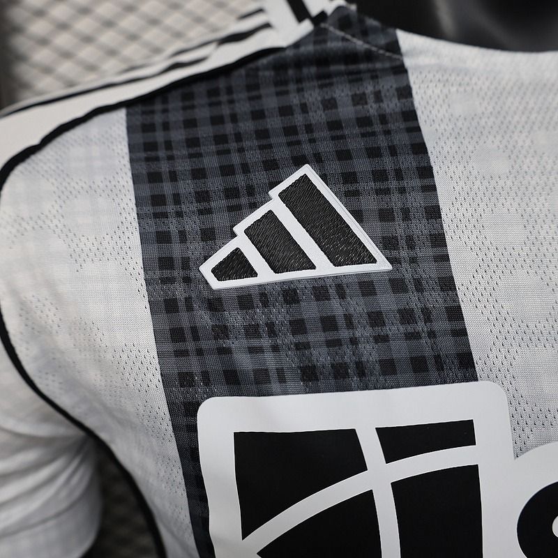 Newcastle United 2025-2026 home player